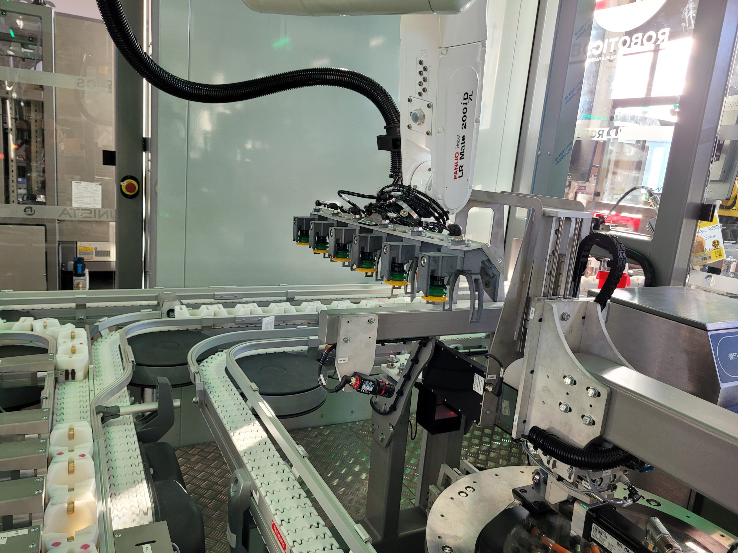 Ligne d&rsquo;étiquetage robotisée et de gravure laser haute précision