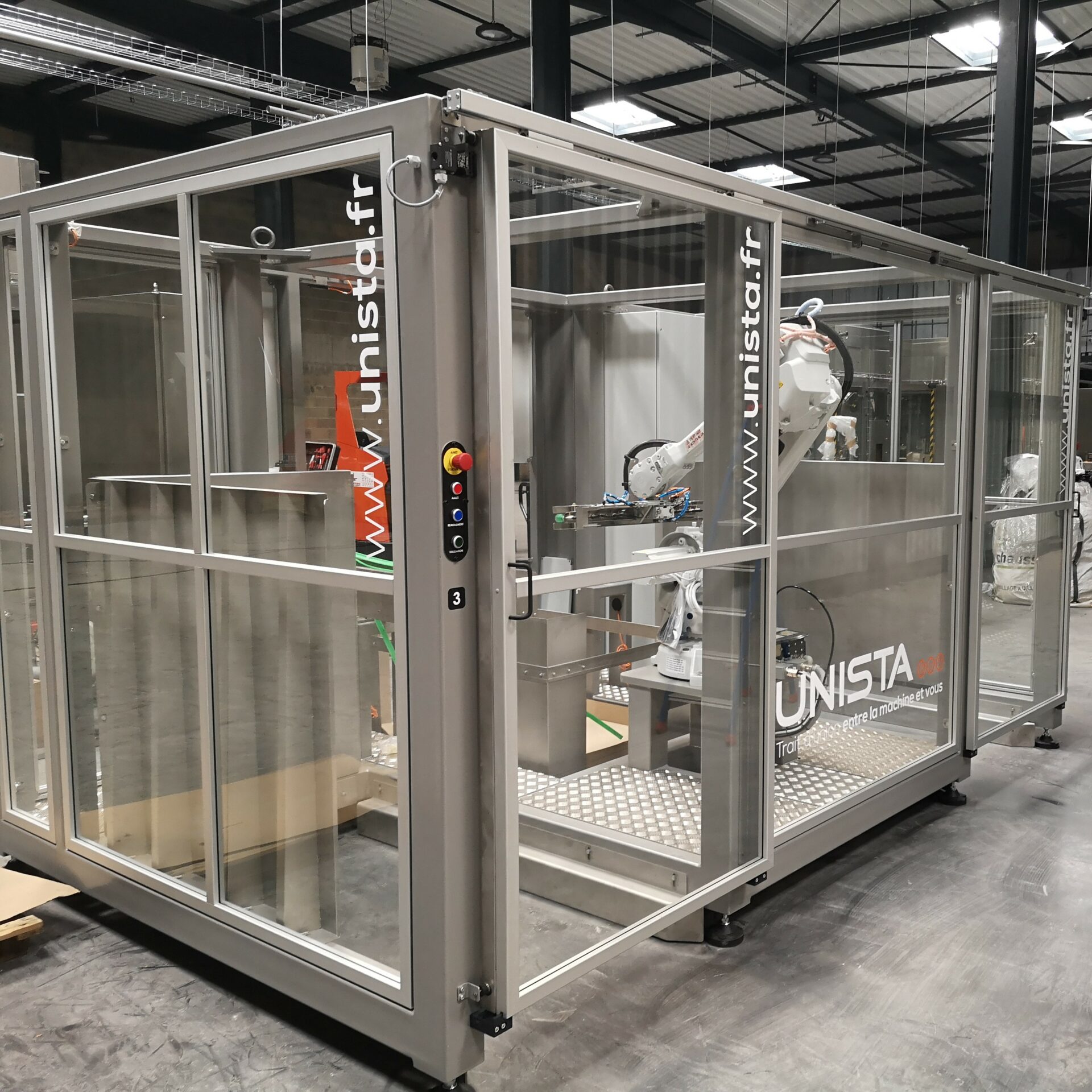 Célula robotizada de despaletización multiformato para bidones