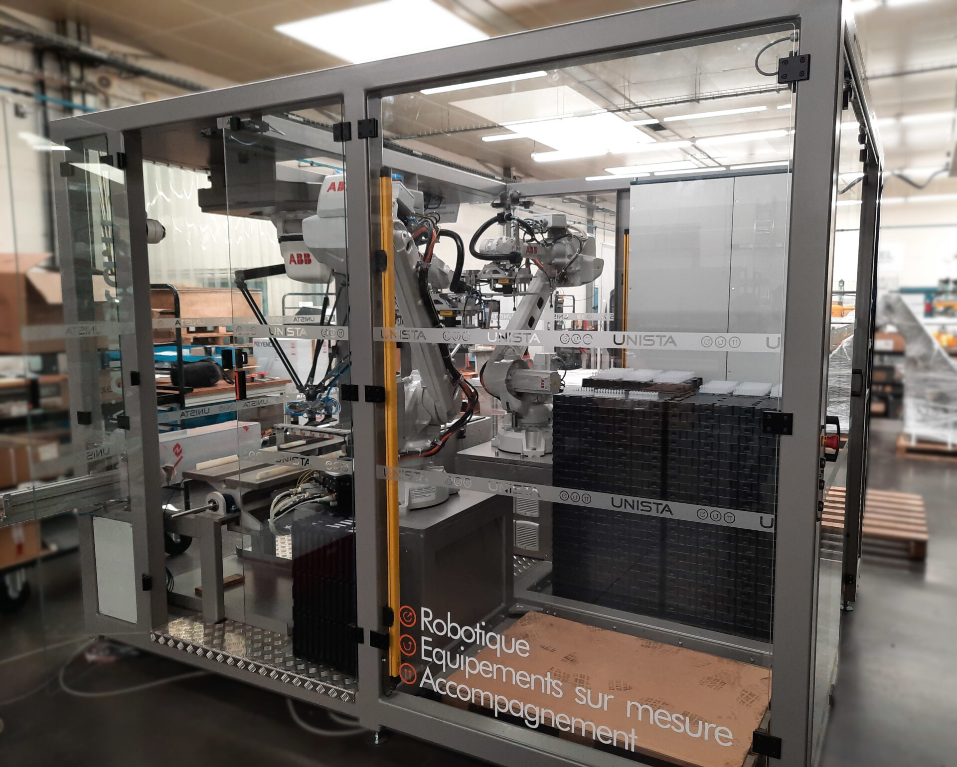 Célula robotizada para la carga y descarga automática de dosis unitarias